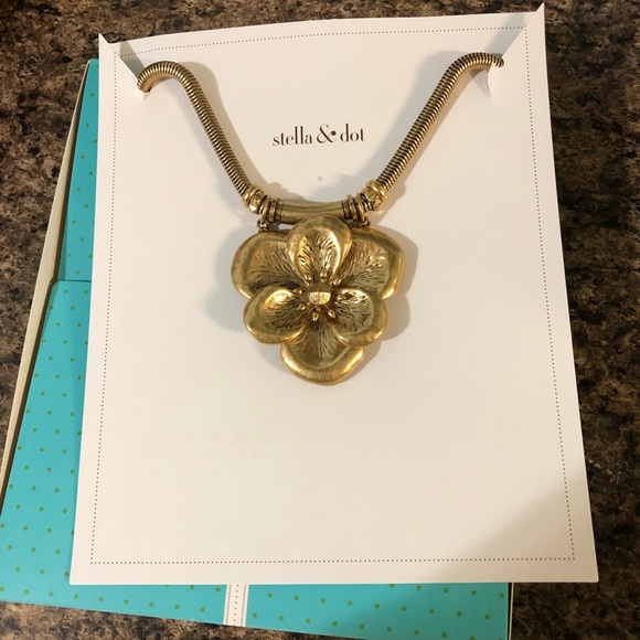 Stella and Dot Bloom Necklace - Picture 3 of 9